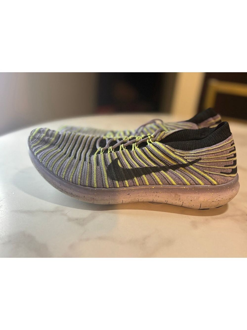 Nike shoe - Picture 2 of 5